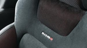 NISMO専用スエード調スポーツシート（nismoロゴ入り、レッドステッチ付）＆ドアトリムクロス